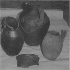Část hliněných nádob nalezených ve staré zasypané studni